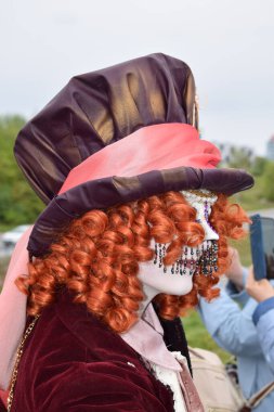 Vintage İlham Dolu Kostüm İfade Eden Maskeli Balo Sanatçısı