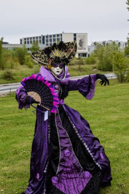Süslü Fan Kostümlü Dramatik Mor Maskeli Balo Performansı