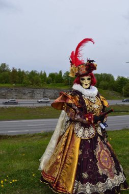 Maroon 'lu Entelektüel Barok Kadın ve Lüks Süslü Altın Nakış Hayranı.