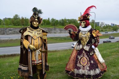 Görkemli Altın ve Maroon Kraliyet Kostümleri İmparatorluk Detayları ve Tavus kuşu tüyleri.