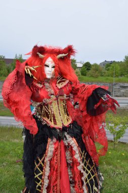 Kırmızı Boynuzlu Fantezi Maskesi Dramatik Makyajlı ve Tiyatro Kostümlü Yakın Çekim