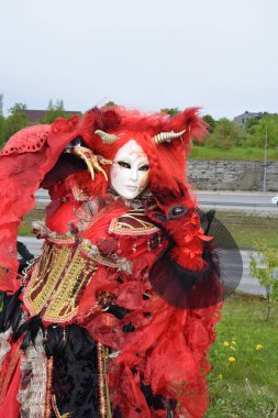 Kırmızı Boynuzlu Fantezi Maskesi Dramatik Makyajlı ve Tiyatro Kostümlü Yakın Çekim