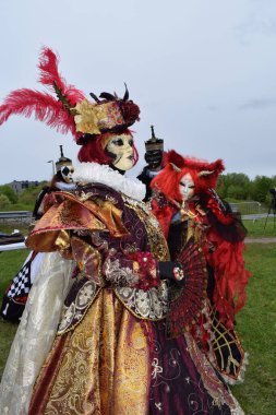 Lüks İmparatorluk Kostümlü Görkemli Maskeli ve Tavuskuşu Tüylü Maskeli Maskeli Maskeli İkili.