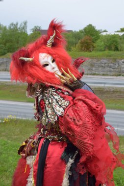 Altın Boynuzlar ve Ateşli Kırmızı Dokularla Çarpıcı Efsanevi Fantezi Kostümleri