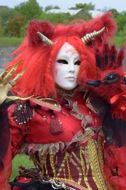 Altın Boynuzlar ve Ateşli Kırmızı Dokularla Çarpıcı Efsanevi Fantezi Kostümleri