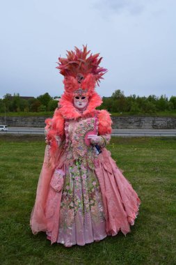 Açık Hava Festivali 'nde Maskeli Süslü Pembe Tiyatro Kostümlü Fantezi Karakteri