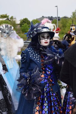 Dekoratif Şapkalı Koyu Mavi Tiyatro Kostümlü Zarif Maskeli Karakter