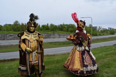 Görkemli Maskeli Balo Tarihi Kostümler ve Süslü Maskeler Giyen Kraliyet Çifti.