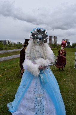 Buz Mavisi Maskeli Zarif Venedik Karnavalı Karakteri ve Açık havada Süslü Kış Fantezi Kostümü