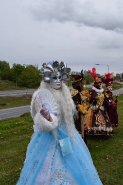 Eşleşen Mavi Maskeli Balo Kostümleri 'ne İki Venedik Karnavalı Katılımcısı Açık Hava Festivali' nde Arkadan Görüldü