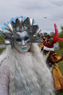 Buz Mavisi Maskeli Zarif Venedik Karnavalı Karakteri ve Açık havada Süslü Kış Fantezi Kostümü