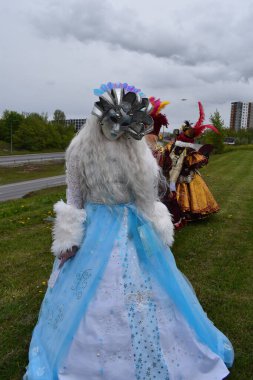 Eşleşen Mavi Maskeli Balo Kostümleri 'ne İki Venedik Karnavalı Katılımcısı Açık Hava Festivali' nde Arkadan Görüldü