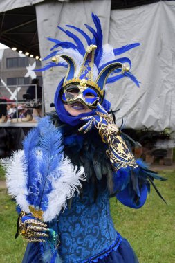 Derin Mavi Maskeli Balo Giyinen Gizemli Kişiler: Venedik Karnavalı 'nın Büyüleyici Hikayesi