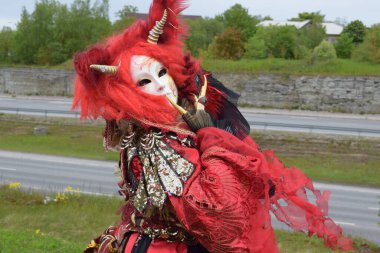 Dramatik Fantezi: Canlı Kırmızı Efsanevi Yaratık Kostümü Altın Boynuzlar ve Karmaşık Maskeli