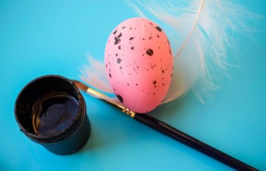 Mavi Arkaplanda Fırça ve Boya Kavanozlarıyla Paskalya Yumurtası Boyamak