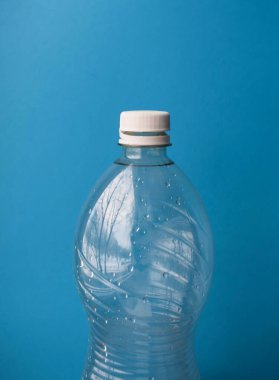Kullanılmış Plastik Su Şişeleri Temiz Mavi Arkaplanda Geri Dönüşüme Hazır