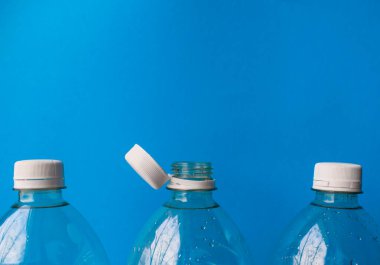 Kullanılmış Plastik Su Şişeleri Temiz Mavi Arkaplanda Geri Dönüşüme Hazır