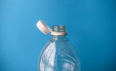 Kullanılmış Plastik Su Şişeleri Temiz Mavi Arkaplanda Geri Dönüşüme Hazır