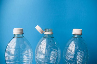 Kullanılmış Plastik Su Şişeleri Temiz Mavi Arkaplanda Geri Dönüşüme Hazır