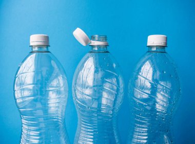 Kullanılmış Plastik Su Şişeleri Temiz Mavi Arkaplanda Geri Dönüşüme Hazır