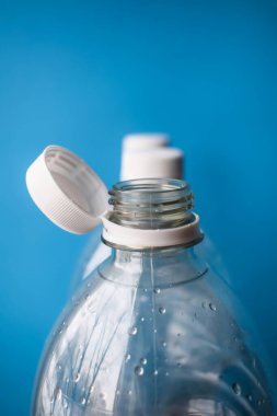 Mavi Arkaplan, Paketleme ve Geri Dönüşüm Detaylı Plastik Şişe Aç