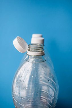 Kullanılmış Plastik Su Şişeleri Temiz Mavi Arkaplanda Geri Dönüşüme Hazır