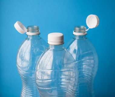 Kullanılmış Plastik Su Şişeleri Temiz Mavi Arkaplanda Geri Dönüşüme Hazır