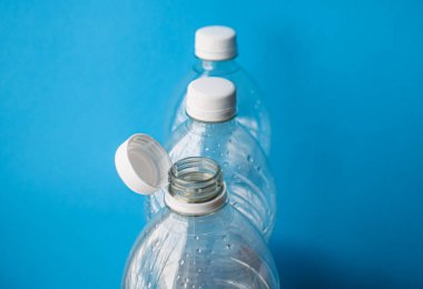 Kullanılmış Plastik Su Şişeleri Temiz Mavi Arkaplanda Geri Dönüşüme Hazır