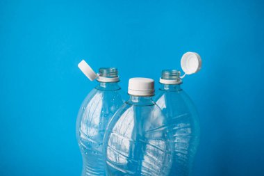 Kullanılmış Plastik Su Şişeleri Temiz Mavi Arkaplanda Geri Dönüşüme Hazır