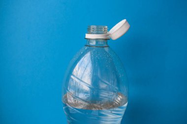 Mavi Arkaplan, Paketleme ve Geri Dönüşüm Detaylı Plastik Şişe Aç