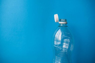 Mavi Arkaplan, Paketleme ve Geri Dönüşüm Detaylı Plastik Şişe Aç