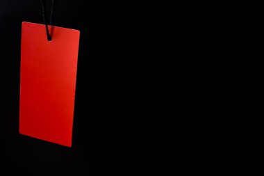 Minimalist Siyah Arkaplan Üzerine Seçkin Butik Markası için Çarpıcı Kırmızı İndirim Etiketi