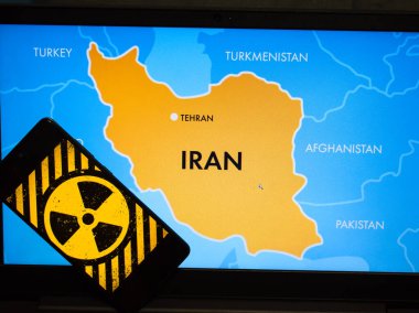 28 Şubat 2026 İran haritasının nükleer tehlike sembolü nükleer program endişelerini ve jeopolitik gerilimleri temsil ediyor.