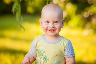 Boy gülümseyerek niteliğine