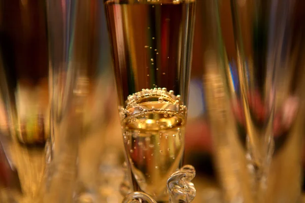 Şampanya cam yüzük