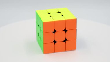 Dönen Rubik Küp Zihin Oyunu