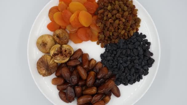 Frutos Secos Que Giran Lentamente Plato Vista Superior — Vídeos de Stock