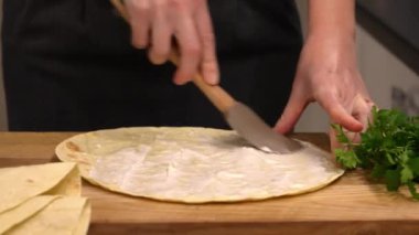 Mutfakta sağlıklı yemek pişirmek, sebzeli pide ekmek ve et.