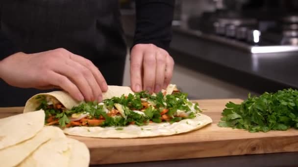 Vaření Zdravého Jídla Kuchyni Pita Chléb Zeleninou Masem — Stock video