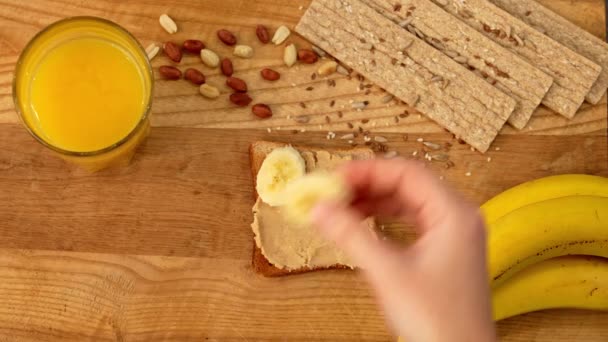 Tillaga Hälsosam Frukost Köket Rostat Bröd Med Jordnötssmör Banan Juice — Stockvideo