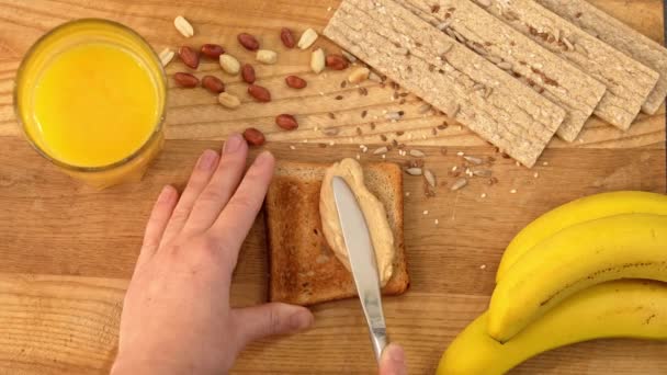 Zdravá Snídaně Toast Arašídovou Pastou Banány — Stock video