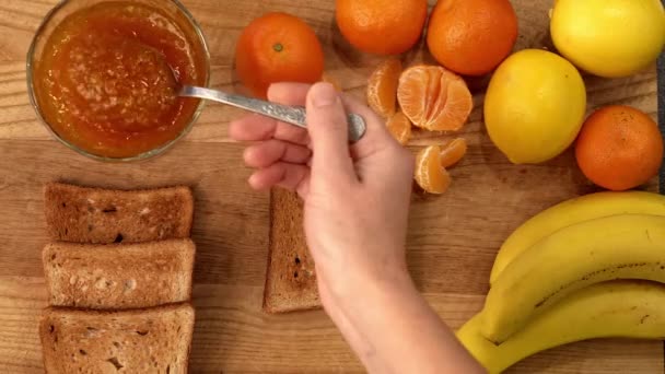 Preparando Café Manhã Saudável Cozinha Torrada Com Manteiga Amendoim Banana — Vídeo de Stock