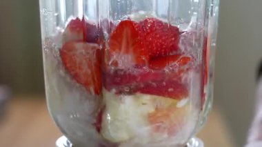 Blender ile çilekli muzlu smoothie yapıyorum.