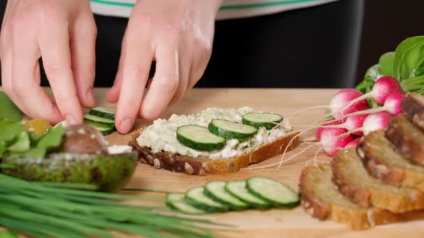 Kadının Elleri Tahtada Sebzeli Sandviç Yapıyor Yakın Plan — Stok video