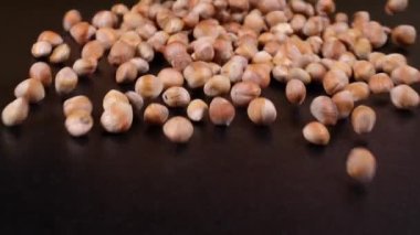Karanlık bir yüzeyde yavaş hareket eden fındıklar