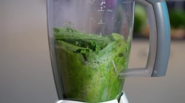 Blender 'da ıspanaklı smoothie pişirmek, yan görüş, herkes için sağlıklı yemek.