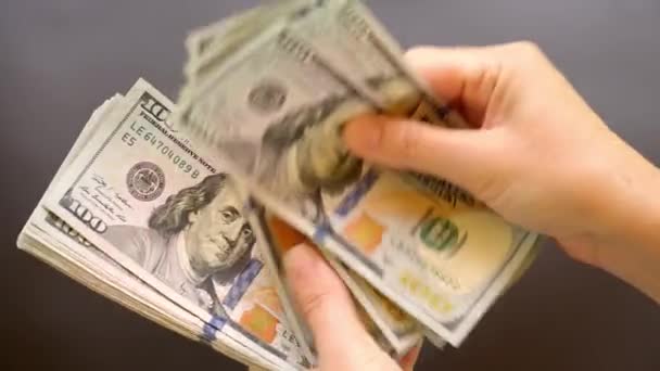 Vrouwelijke Handen Tellen Honderd Dollar Biljetten Grijze Achtergrond Close — Stockvideo