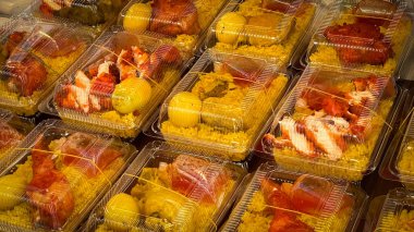 Geleneksel bir yemek olan Tayland Khao Mok Kai 'nin birkaç tabağı konteynırlarda servis edildi. Sokak yemekleri için harika bir seçenek..