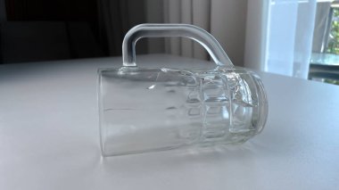 İstikrarsızlık, kriz ve sistemlerin savunmasızlığının metaforu olarak çatlayan bir cam..