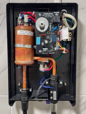 Tayland, Phuket - 24 Ocak 2026: Bir elektrikli su ısıtıcısının iç yapısı yanmış bir terminale ve aşırı ısınma, kısa devre ve yangın riski izlerine sahiptir.